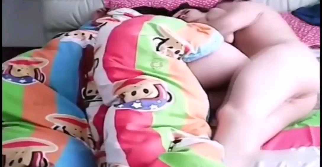 监控摄像头偷拍家庭乱伦，老婆睡着了，偷偷后入女儿}