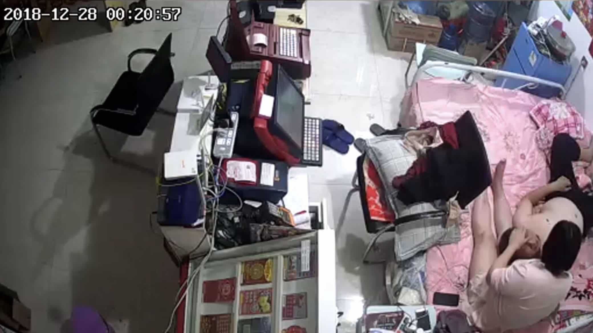 居家摄像头～一对情妇在店内激情啪啪}