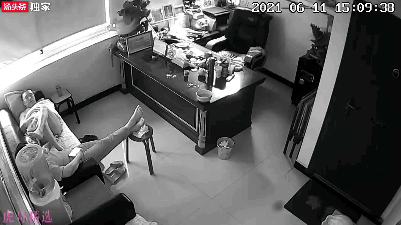 监控破解食堂大姐沦为乡镇领导的玩物，办公室秘密做恶心的勾当}