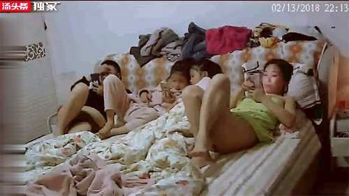 家庭摄像头骚妈在老公那得不到满，足当着俩孩子面抠逼上}