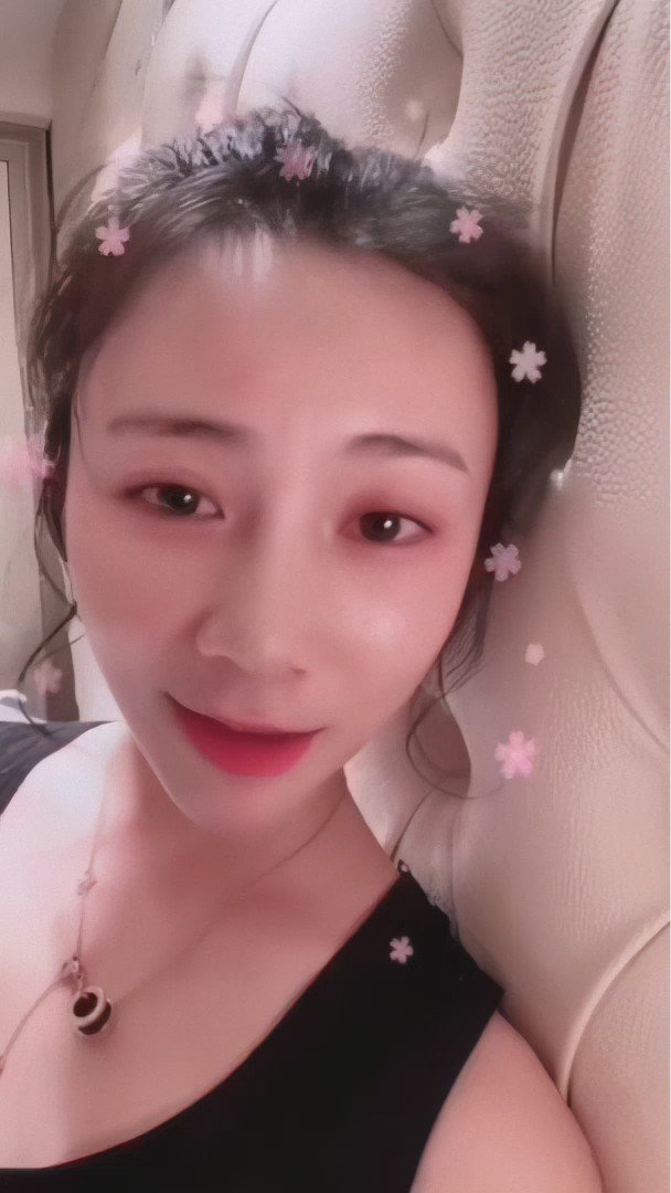 小时候枕边全是口水，长大了枕边却全是泪水封面图