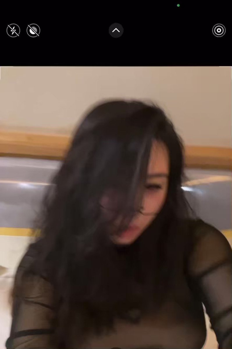 是不是最喜欢我带上小眼镜盯着你的样子呢？封面图