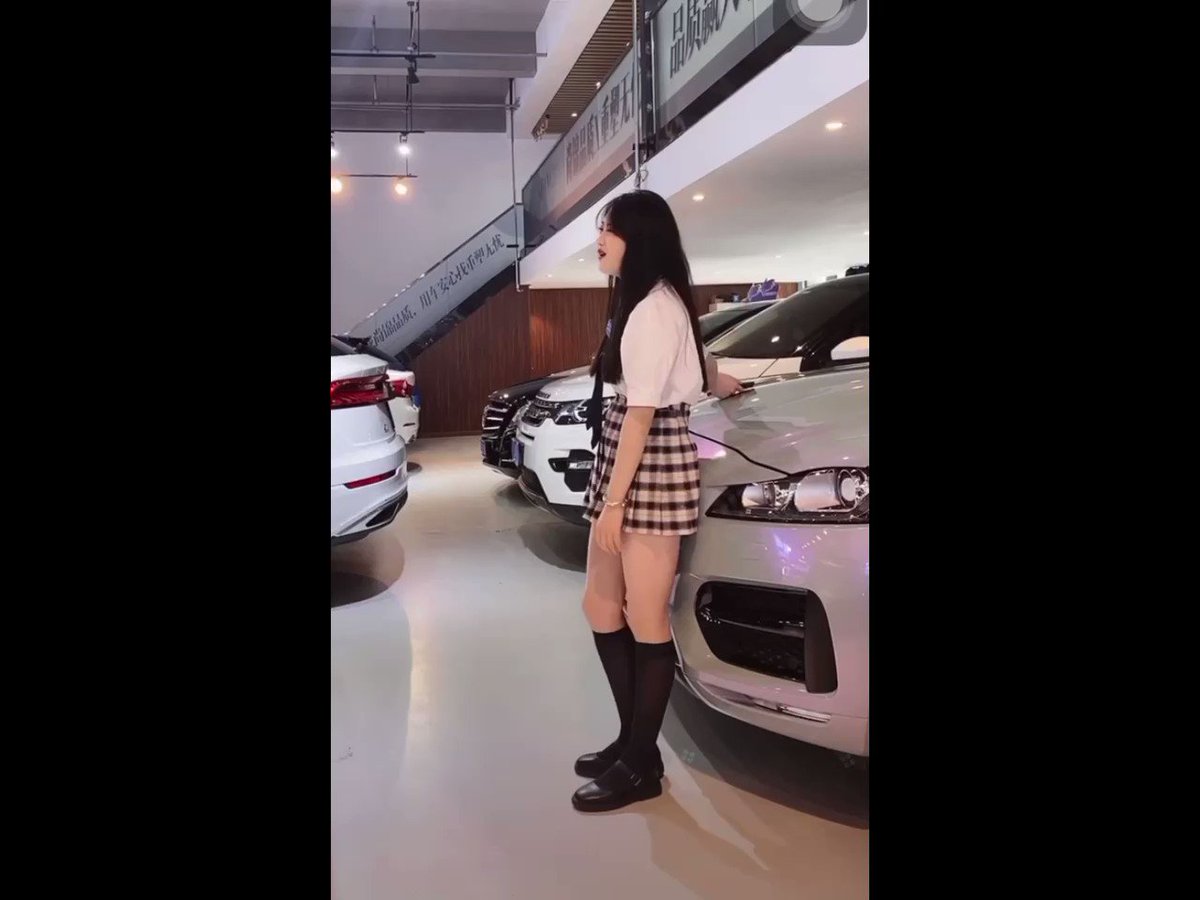 抖音卖车的美女主播现在太卷了  为了吸引观众  超短裙做一字马 里面没有打底裤 只穿了白边的内内 请加大力度