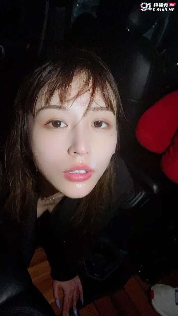 高傲的黑丝女邻居竟然在停车场被我颜射封面图