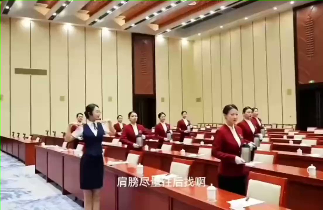 给艺考生们说一下目前就业趋势：表演--密室剧本_NPC；播音--带货主播；声乐--教小孩儿；器乐--教小孩儿；舞蹈--教小孩儿；编导--给上面五个拍抖音。封面图