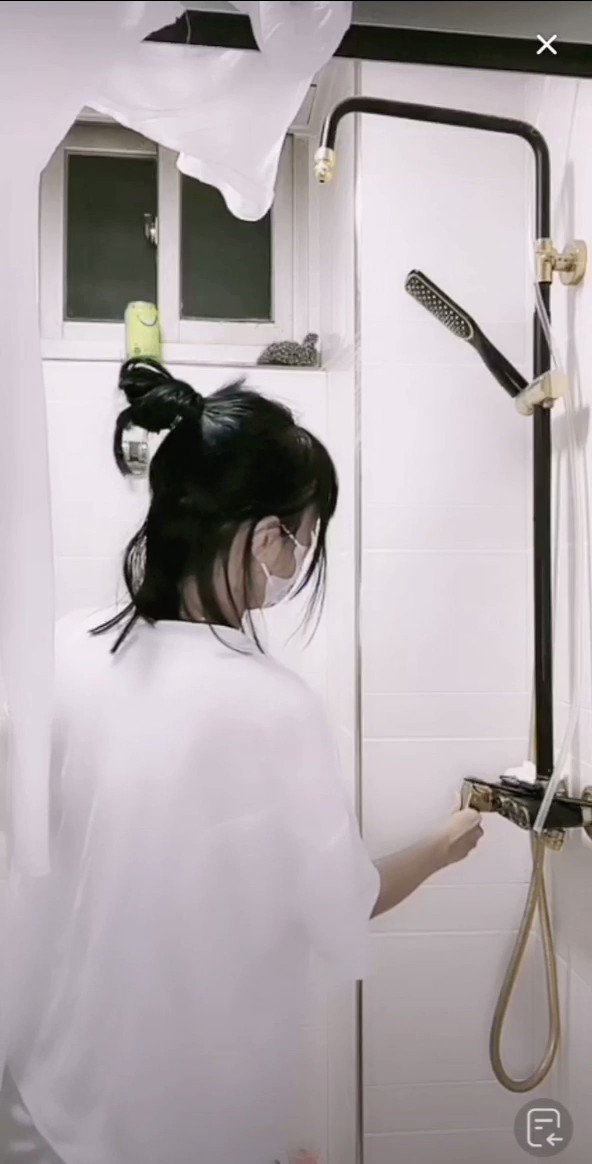 抖音淋水湿身透点封面图