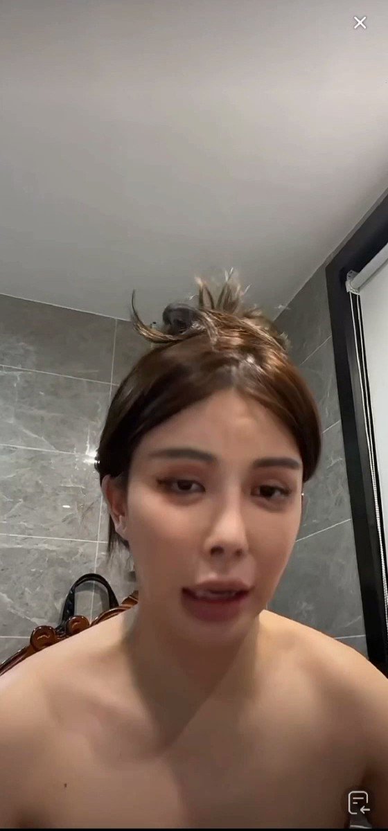 可惜这两奶子都掉到肚脐眼了封面图