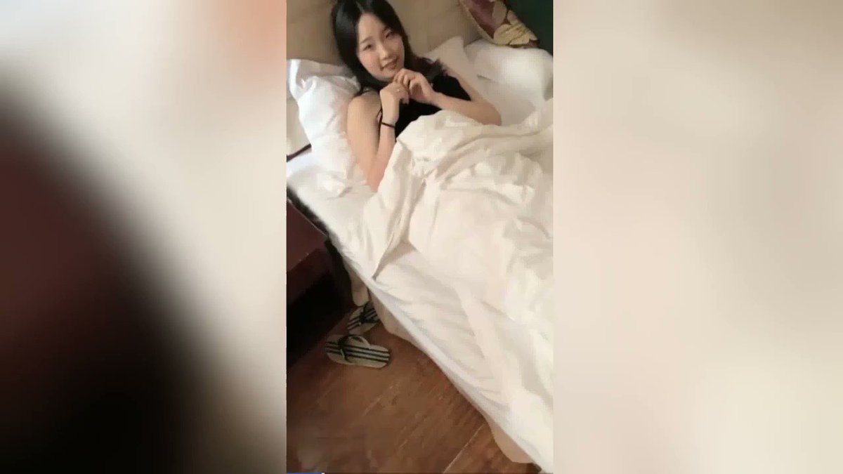 极品高颜值清纯小靓妹被男友带到酒店后让好友去插她，自己在旁边拍摄，操的太激情浴火上来自己加入战队完整版封面图