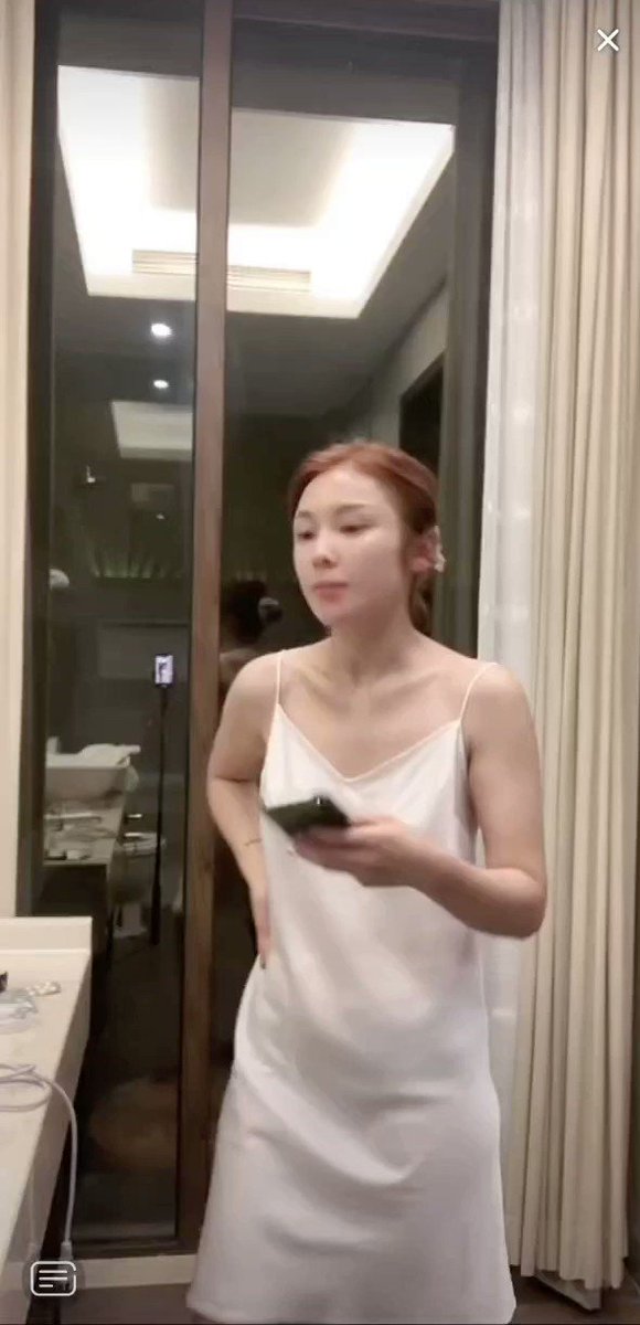 还以为要洗澡呢 上厕所看个屁  股封面图