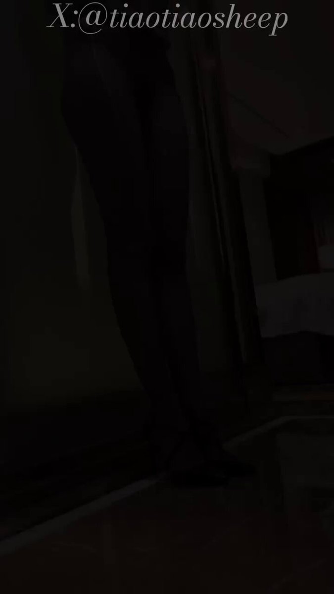 超极品大长腿裸舞喷水性爱封面图