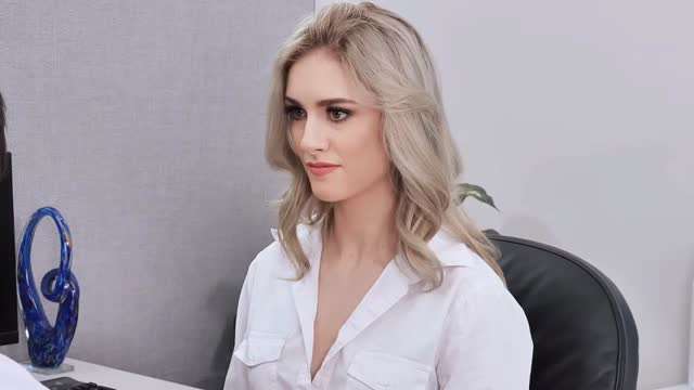 办公室OL超美女白领随时候命等待老板的鸡吧临幸封面图