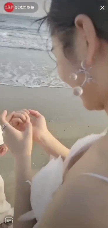 美女给我们榜一大哥看一下你的咪咪  见过奶子小的 没见过奶头这么小的封面图