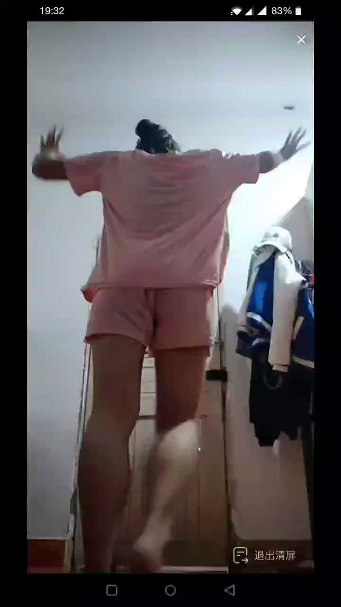 这倒立摔得不轻啊 把奶子都甩出来了封面图