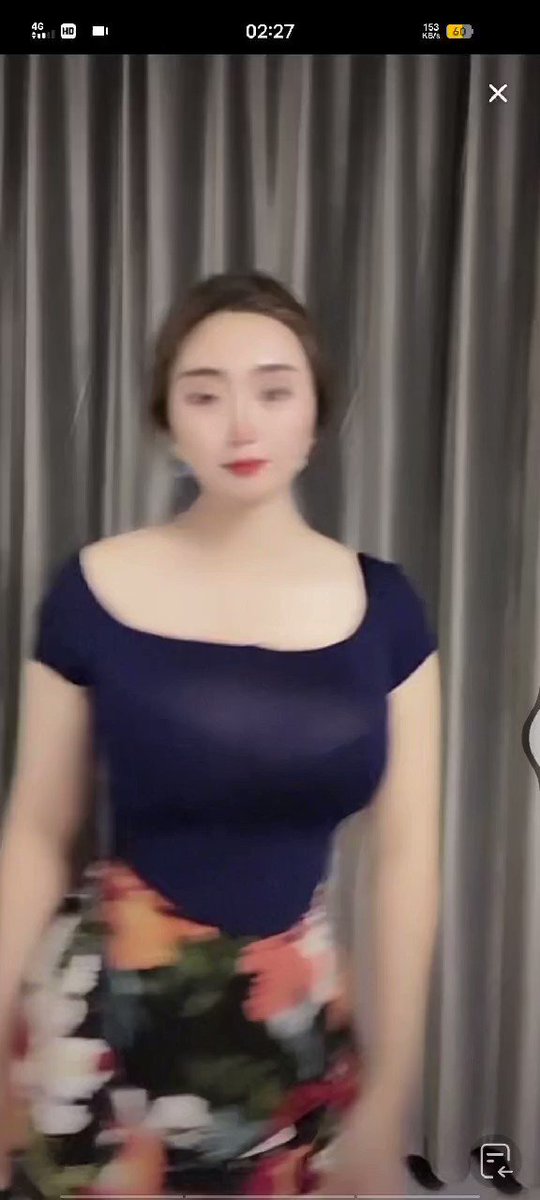 素素擦边，给直播间大哥整硬了