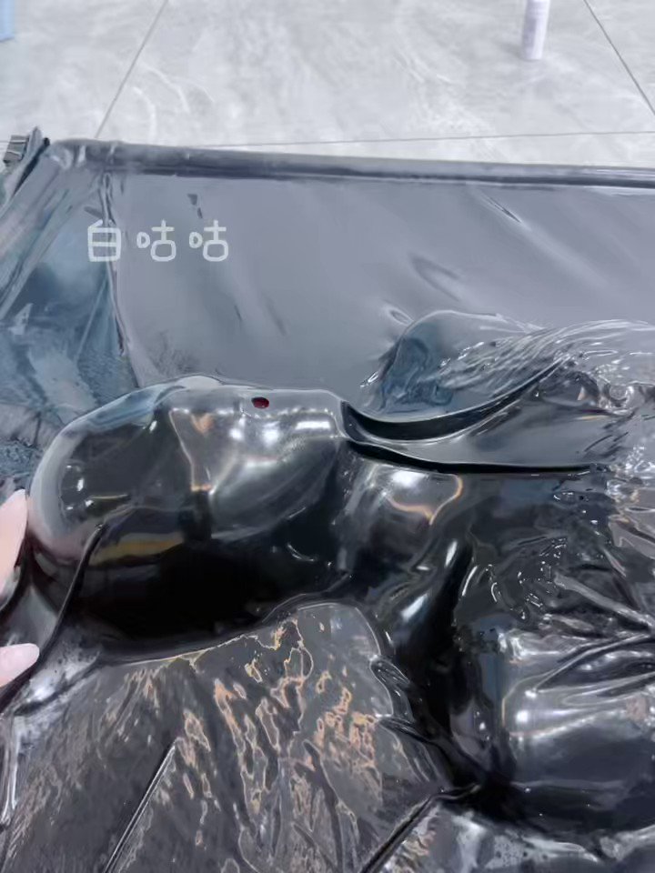 捂住真空床的呼吸孔，就能看到因为窒息绷紧的小脚脚