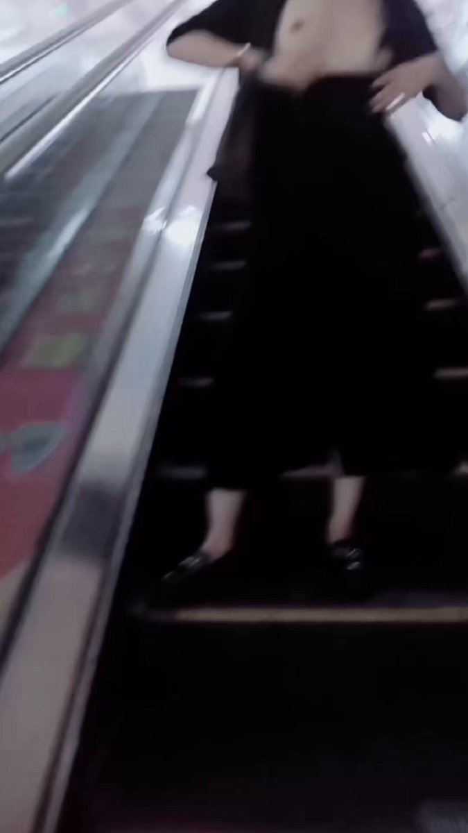 晚上商场电梯，找了个陌生小哥帮我拍，他手一直抖，拍起来都是晃动的