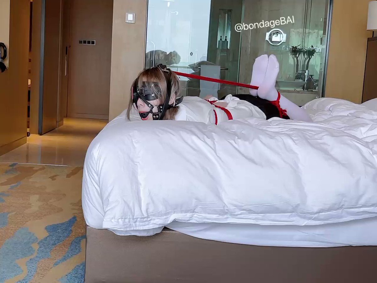 在抬头驷马的拘束下，白丝脚底的弱点只能毫无遮拦的暴露出来了