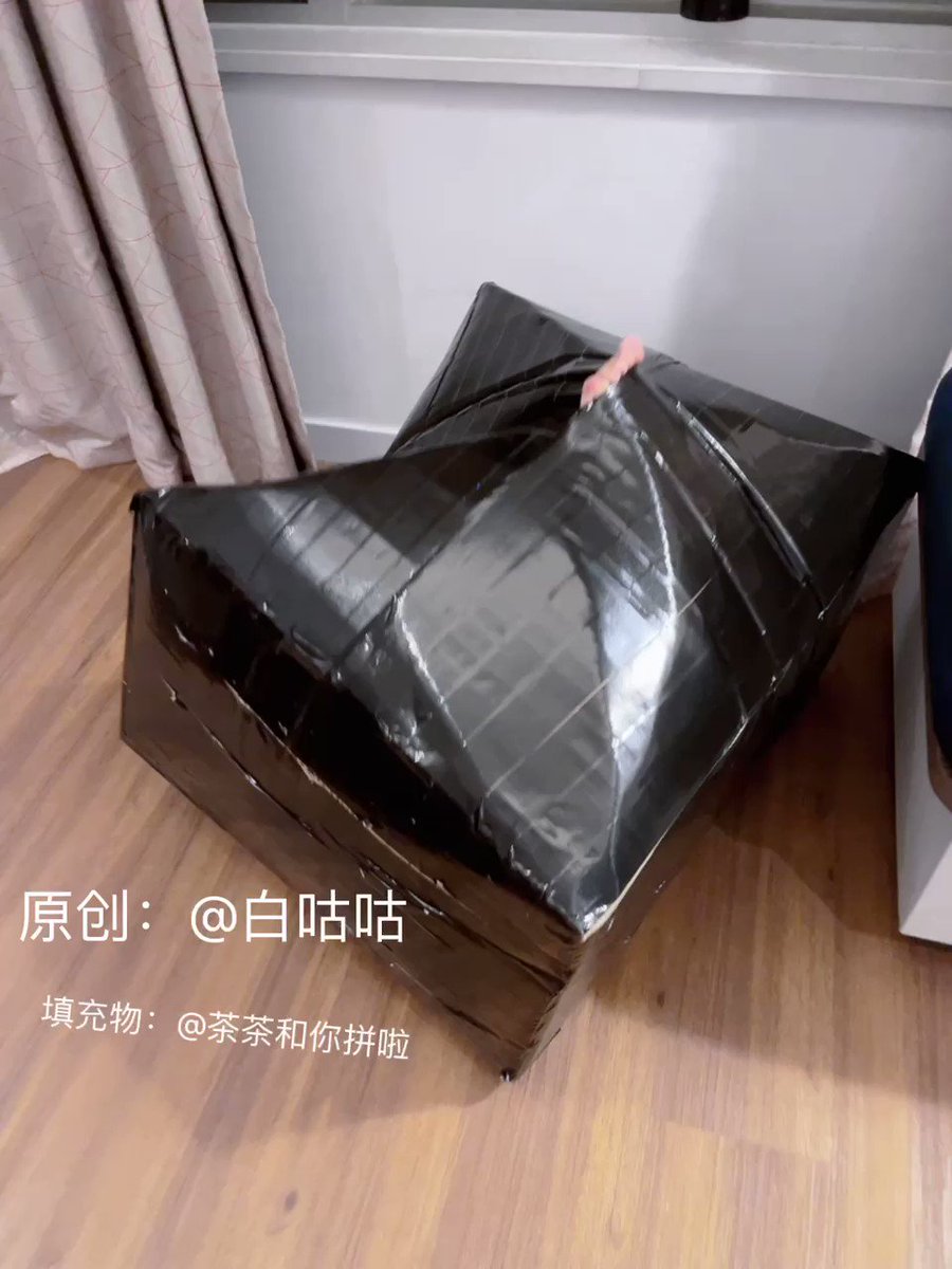 在道具的帮助下，茶茶的小脚丫一点点从封闭的箱子里钻出来咯