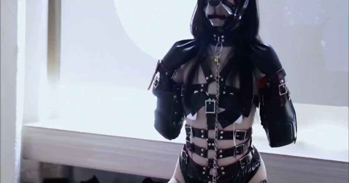 调教全身胶衣小母狗，皮具束缚四肢犬缚，戴上狗头，拴上狗链