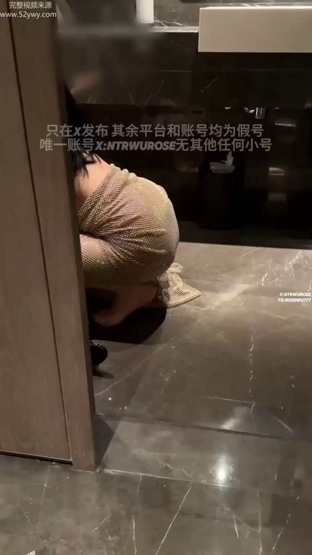 凹凸有致的身材被映衬的光彩照人，被单男小哥灌醉后，像母狗一样玩弄蹂躏