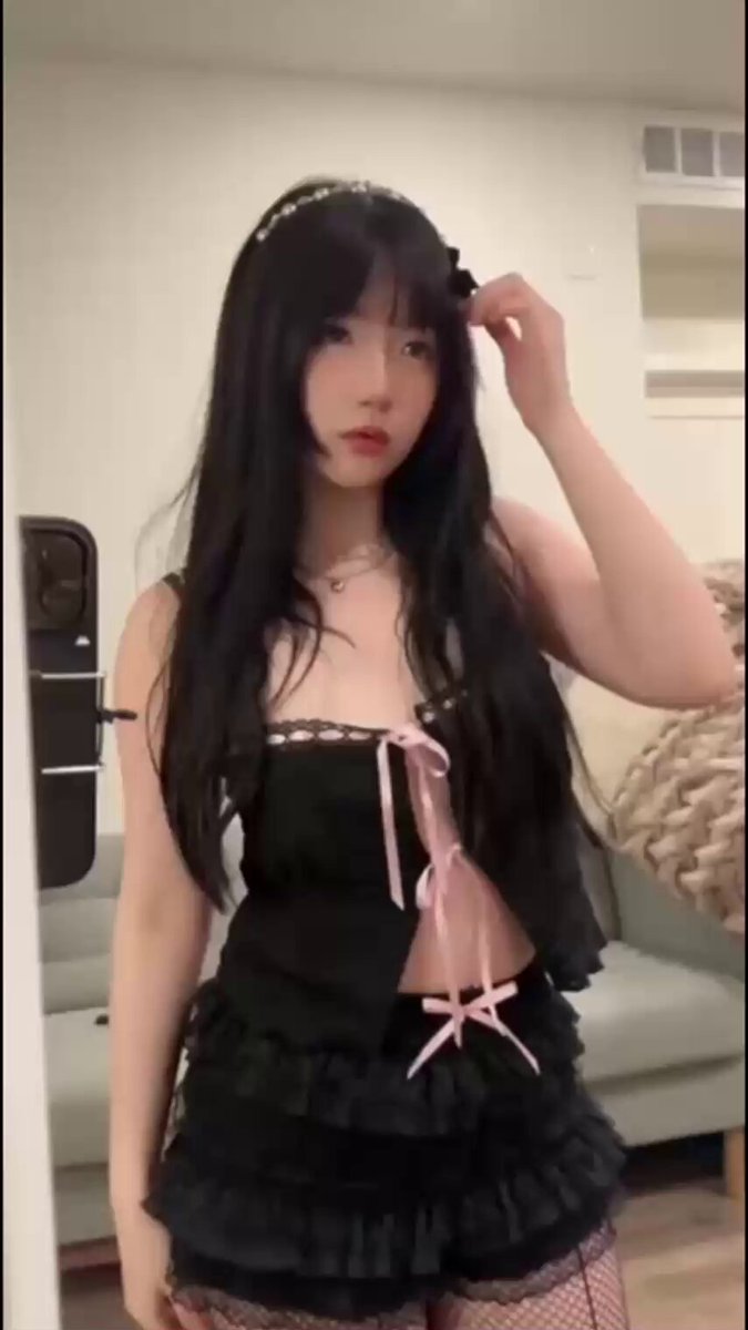 约操顶级推特网红，妩媚的眼神看着你口爆，淫荡粉穴一插就出水封面图